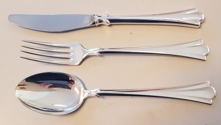 Lilje: Kniv, skje og gaffel til 6 personer.