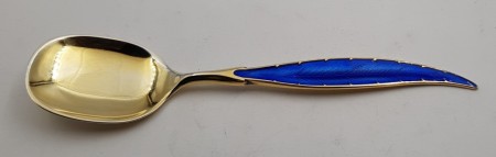 Sølvskje 13 cm med blå emalje og forgylling.